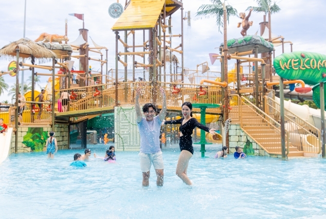 世界最長跨海纜車→香島水樂園(漂漂河、滑水道、園內自助餐)→陸樂園(木製 雲霄飛車)→地中海小鎮&浪漫親吻橋(含日落時段入場門票)→小鎮夜市