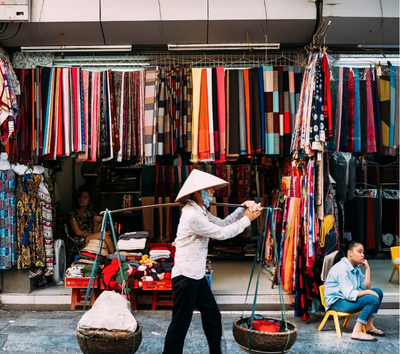 復古皮卡吉普車(火車咖啡街、城市觀光拍照去)→前往下龍市→五星飯店自由時間(兩座泳池、健身房、小孩俱樂部)→海鮮風味餐