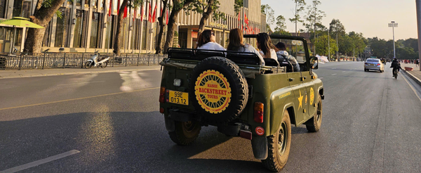 復古皮卡吉普車(火車咖啡街、城市觀光拍照去)→前往下龍市→五星飯店自由時間(兩座泳池、健身房、小孩俱樂部)→海鮮風味餐