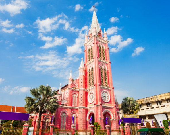 台北→胡志明→越南必吃(甘蔗烤肉串+特色米線)→獨立宮→戰爭遺跡博物館→粉紅教堂→魚池咖啡廳(現點現付、無指定座位)→西貢河夜景遊河晚餐