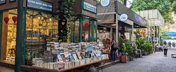 台北→胡志明→越式按摩兩小時→胡志明市區觀光(西貢郵政局、書街)→阮惠街→咖啡公寓→西貢河遊船自助晚餐