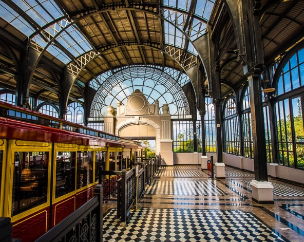 法式車站搭乘芒花火車(含來回車票)→太陽世界民俗村→世界最長三線纜車→番西邦峰(山峰三角點/大佛像)→沙壩市區逛街