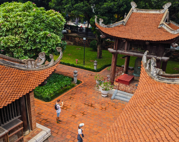 台北→河內→舒壓按摩60分鐘→煎魚風味餐→市區觀光(文廟國子監、還劍湖、巴亭廣場、一柱寺、昇龍皇城)→歐巴馬碳烤豬肉米線