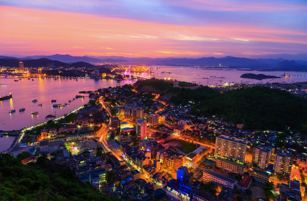 下龍市→越式道地風味餐→世界最大 - 皇后雙層纜車→探索神秘山(日式花園、錦鯉橋、蠟像博物館)→灣景咖啡廳(含一杯飲品)→Vincom購物中心&WinMart超市
