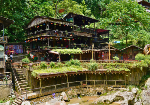 享用輕食早餐→Cat Cat貓貓村苗族部落(可自費體驗苗族服飾)→沙壩風味餐→返回酒店稍作休息→打卡景點:莫阿納Sapa→越式鮭魚火鍋