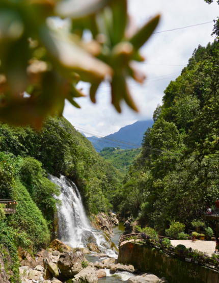 享用輕食早餐→Cat Cat貓貓村苗族部落(可自費體驗苗族服飾)→沙壩風味餐→返回酒店稍作休息→打卡景點:莫阿納Sapa→越式鮭魚火鍋