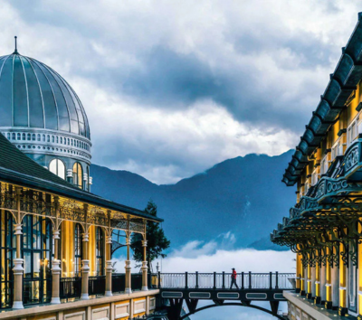 法式車站搭乘芒花火車(含來回車票)→太陽世界民俗村→世界最長三線纜車→番西邦峰(山峰三角點、大佛像)→沙壩石頭教堂→美憬閣穹頂酒店享用晚餐