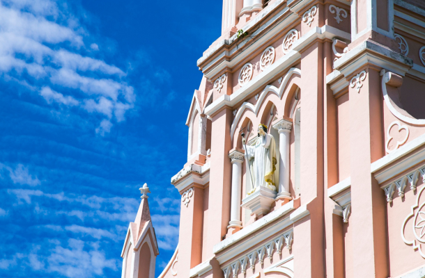 粉紅教堂→漢市場→義式風味餐→越式按摩90分鐘→沙灘俱樂部CHILL一下(含輕食小點+無酒精飲品一杯)→海鮮風味餐