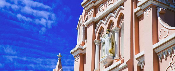 悠閒享用早餐→粉紅大教堂→GO超市&Con市場逛街→會安古鎮漫步(可租奧黛拍美照唷)→古宅咖啡廳(現點現付)→五星新世界渡假村內晚餐