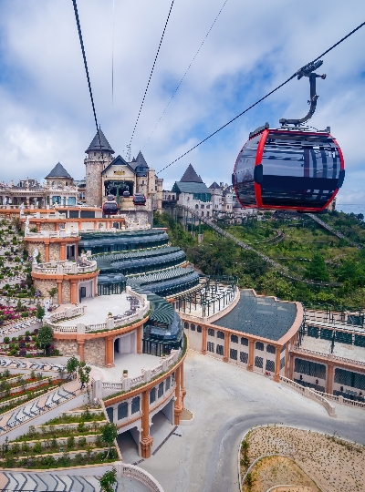 巴拿山→法國村美居酒店CHECK IN→巴拿山太陽世界(小法國山城/空中花園/靈應寺/纜車)→酒店內享用晚餐