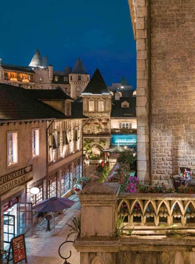 巴拿山→法國村美居酒店CHECK IN→巴拿山太陽世界(小法國山城/空中花園/靈應寺/纜車)→酒店內享用晚餐