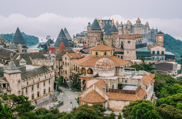 巴拿山→法國村美居酒店CHECK IN→巴拿山太陽世界(小法國山城/空中花園/靈應寺/纜車)→酒店內享用晚餐