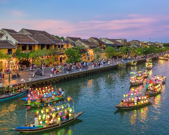 自由享受嫻靜早晨(推薦可於一早前往佛手橋)→會安古鎮漫步→會安遊河+水燈祈福→會安三寶(高樓麵、白玫瑰、炸雲吞)