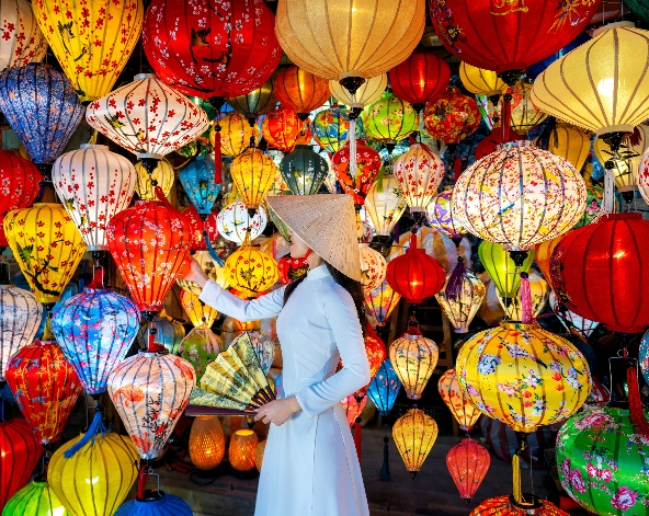 自由享受嫻靜早晨(推薦可於一早前往佛手橋)→會安古鎮漫步→會安遊河+水燈祈福→會安三寶(高樓麵、白玫瑰、炸雲吞)