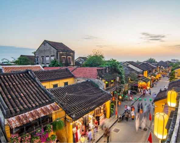 自由享受嫻靜早晨(推薦可於一早前往佛手橋)→會安古鎮漫步→會安遊河+水燈祈福→會安三寶(高樓麵、白玫瑰、炸雲吞)