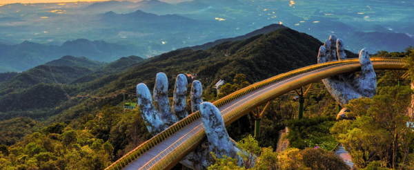 巴拿山太陽世界(小法國山城、Fantasy Park奇幻樂園、黃金佛手橋、靈應寺、纜車、園內自助午餐)→澎派海鮮火鍋→山茶夜市