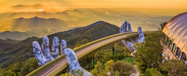 巴拿山法式山城(黃金佛手橋、歐式花園、百年酒窖、歐式童話小鎮、園內自助午餐)→韓式燒烤吃到飽