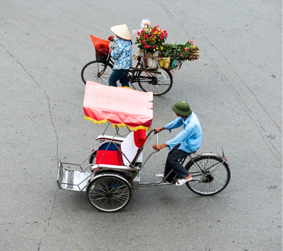 復古皮卡吉普車(火車咖啡街、城市觀光拍照去)→前往下龍市→五星飯店自由時間(兩座泳池、健身房、小孩俱樂部)→海鮮風味餐