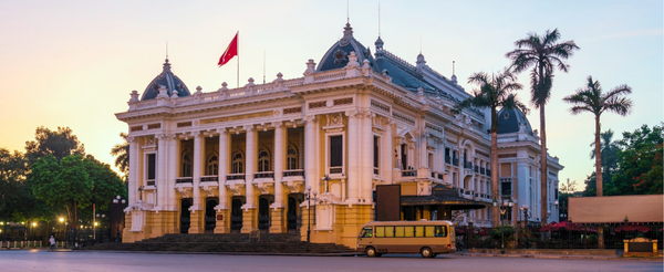 復古皮卡吉普車(火車咖啡街、城市觀光拍照去)→前往下龍市→五星飯店自由時間(兩座泳池、健身房、小孩俱樂部)→海鮮風味餐