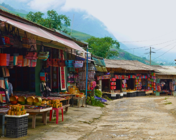 老柴梯田健行→塔萬民族村→沙壩風味餐→體驗臥鋪巴士返回河內→越南必吃(黃煎餅+春捲組合)