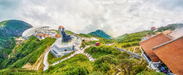 法式車站搭乘芒花火車(含來回車票)→太陽世界民俗村→世界最長三線纜車→番西邦峰(山峰三角點、大佛像)→沙壩石頭教堂→美憬閣穹頂酒店享用晚餐