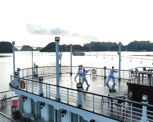 蘭夏灣船宿旅行(晨間太極、黑暗洞穴和明亮洞、早午餐)→專車返回河內→河內機場→台北