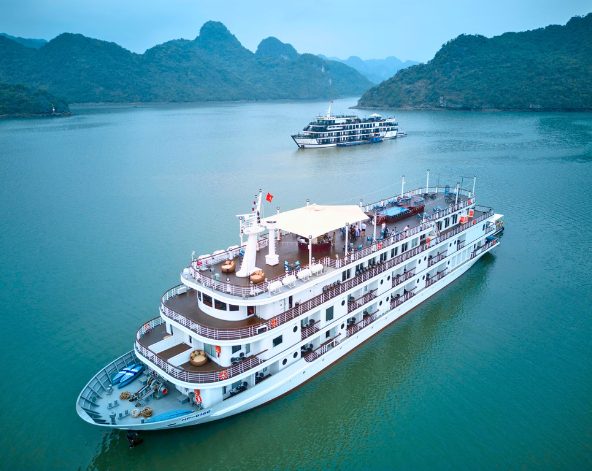 蘭夏灣船宿旅行(晨間太極、黑暗洞穴和明亮洞、早午餐)→專車返回河內→河內機場→台北