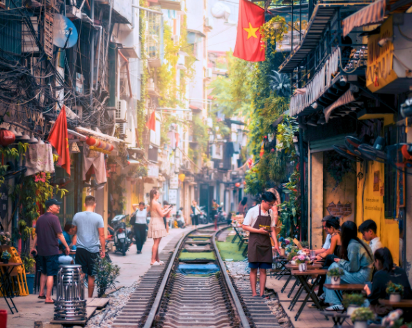 文廟國子監→義式風味餐→火車咖啡街→探索古城【還劍湖、36古街、河內大教堂】→生猛海鮮自助餐