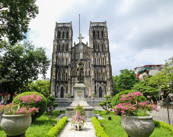 文廟國子監→義式風味餐→火車咖啡街→探索古城【還劍湖、36古街、河內大教堂】→生猛海鮮自助餐