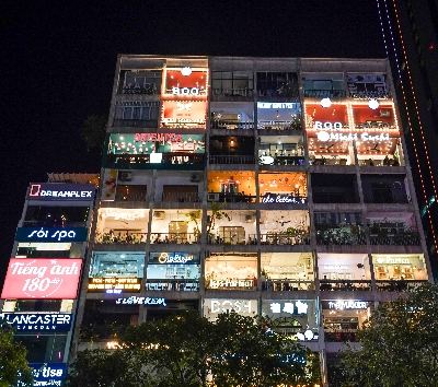 台北→胡志明→越式按摩兩小時→胡志明市區觀光(西貢郵政局、書街)→阮惠街→咖啡公寓→ROOF TOP海鮮晚餐