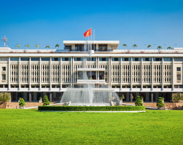 台北→胡志明→越南必吃(甘蔗烤肉串+特色米線)→獨立宮→戰爭遺跡博物館→粉紅教堂→魚池咖啡廳(現點現付、無指定座位)→西貢河夜景遊河晚餐