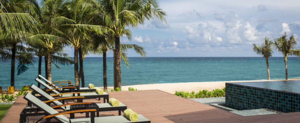 五星 Dusit 海灘渡假村內自由享樂(泳池、健身房、白沙灘)→Wellness按摩90分鐘→懶骨頭沙灘俱樂部(含新鮮果汁一杯)→海鮮先生→小區夜市