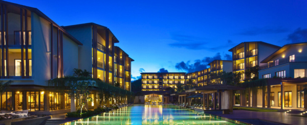 五星 Dusit 海灘渡假村內自由享樂(泳池、健身房、白沙灘)→Wellness按摩90分鐘→懶骨頭沙灘俱樂部(含新鮮果汁一杯)→海鮮先生→小區夜市