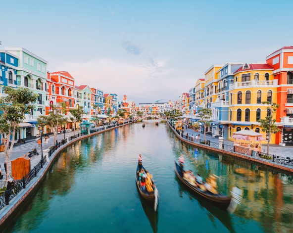 珍珠野生動物園(鳥類表演秀、Safari野生動物遊獵車)→富國大世界&貢多拉遊船→金剛超市旗艦店→海鮮先生
