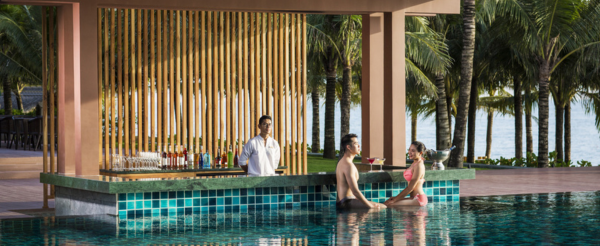 五星 Dusit 海灘渡假村內自由享樂(泳池、健身房、白沙灘)→Wellness按摩90分鐘→懶骨頭沙灘俱樂部(含新鮮果汁一杯)→海鮮先生→小區夜市