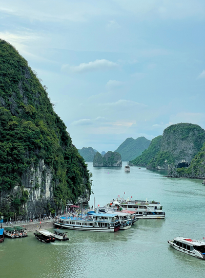 下龍灣船宿旅行(晨間太極、驚訝洞穴地下系統、早午餐)→返回河內→酒店CHECK IN→舒壓按摩60分鐘→特色咖啡下午茶→36古街(如遇五六日可逛周末夜市)→生猛海鮮自助晚餐→天臺 SKY BAR (無酒精飲品一杯)