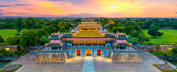 人力三輪車漫遊古城→順化皇城(午門、太和殿、建中殿)→法越創意料理→五星Azerai渡假村內午後時光五星Azerai渡假村午後時光→順化風味餐→夜遊步行街