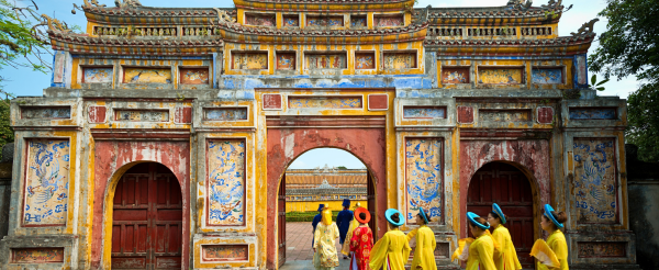 人力三輪車漫遊古城→順化皇城(午門、太和殿、建中殿)→法越創意料理→五星Azerai渡假村內午後時光五星Azerai渡假村午後時光→順化風味餐→夜遊步行街