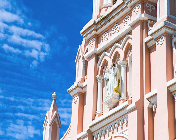 粉紅教堂→漢市場→私藏特色河粉→世界文化遺產~會安古鎮→會安三寶(高樓麵、白玫瑰、炸雲吞)→秋盆河游船&水燈祈福