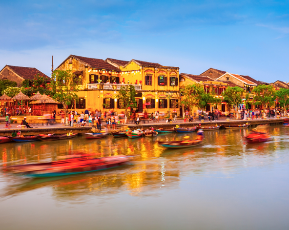 粉紅教堂→漢市場→私藏特色河粉→世界文化遺產~會安古鎮→會安三寶(高樓麵、白玫瑰、炸雲吞)→秋盆河游船&水燈祈福